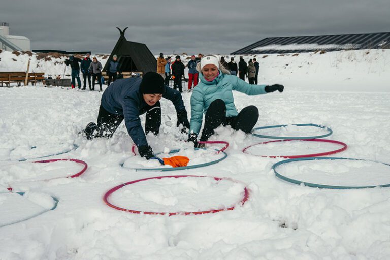 Bilde av 2 personer som leker i snøen
