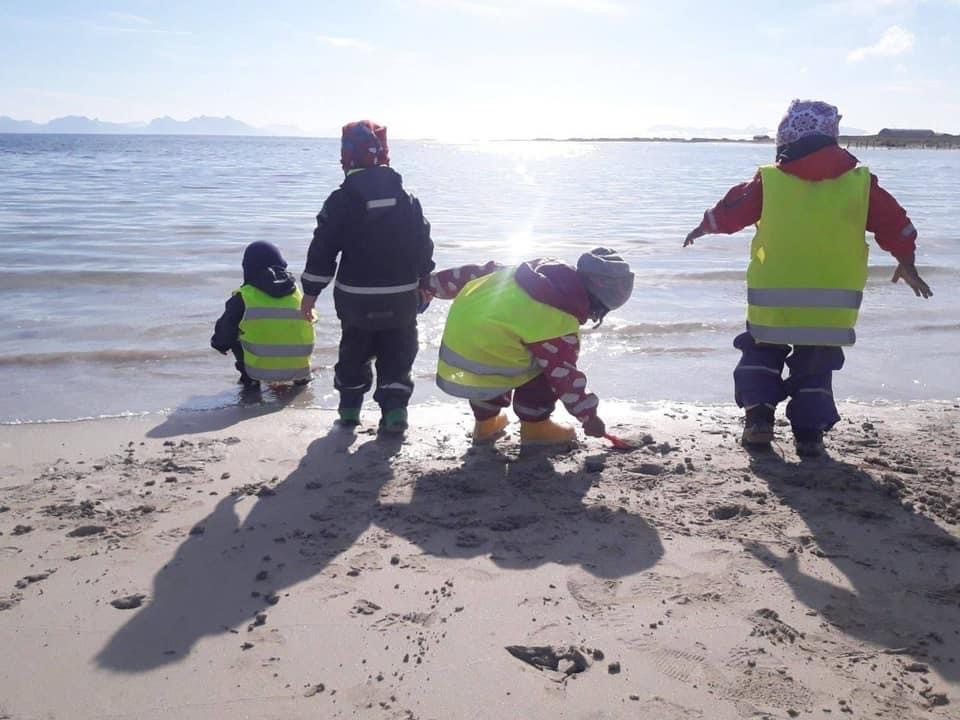 Bilde av barn som leker på stranda